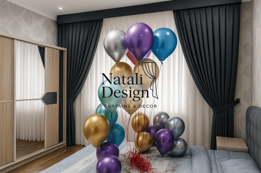 Комната, оформленная к празднику: тёмные портьеры, светлая тюль и яркие воздушные шары — Natali Design