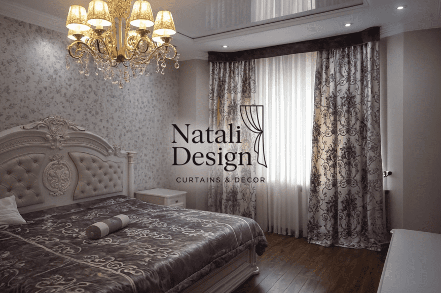 Классическая спальня с двуслойными шторами и орнаментальными портьерами — Natali Design
